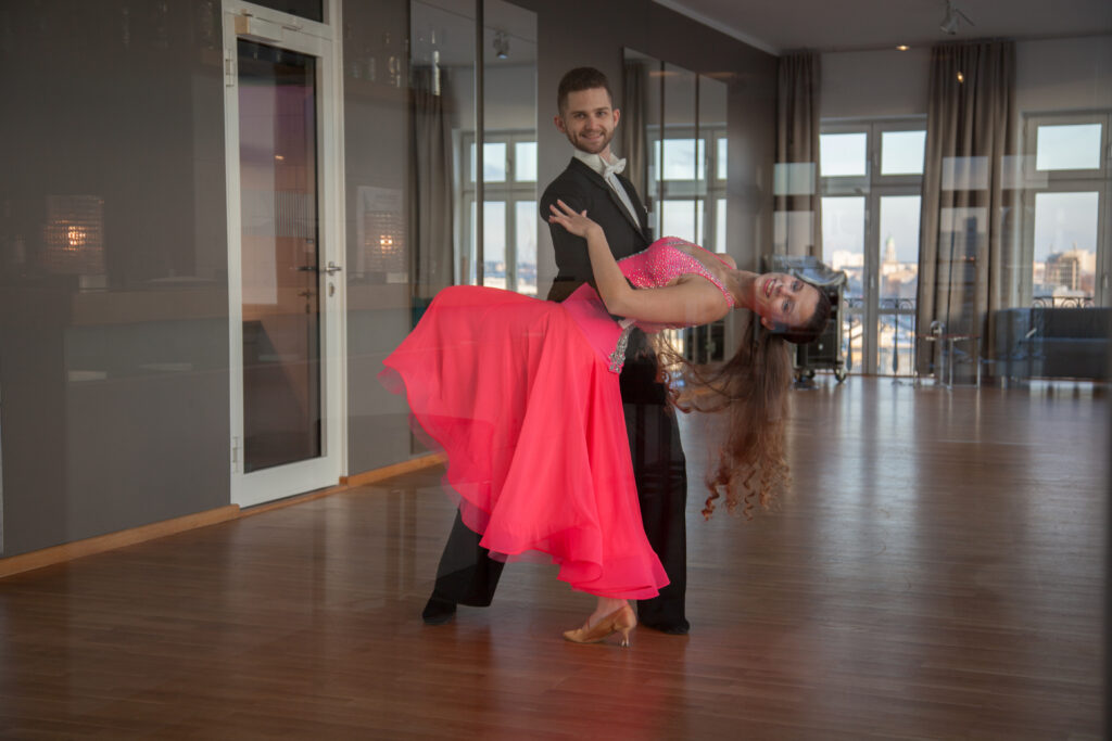 Vanessa und Aleks bei einer gemeinsamen Showtanzfigur