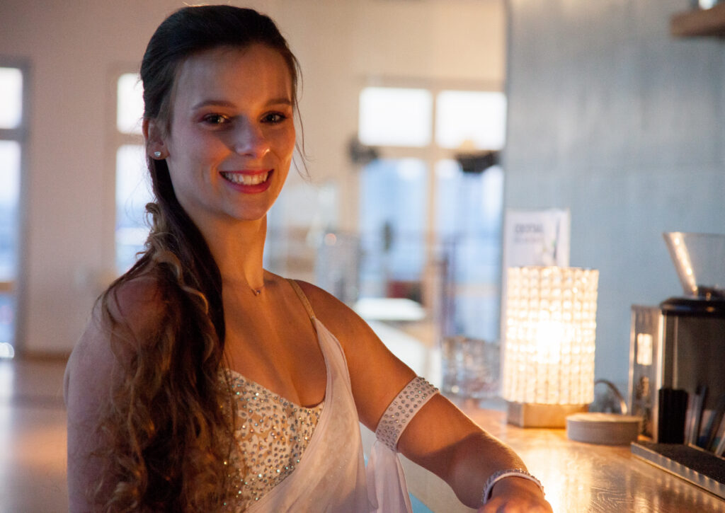Vanessa Hinze im Ballsaal